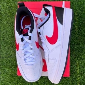 NIKE SNEAKER SIZE 6.5